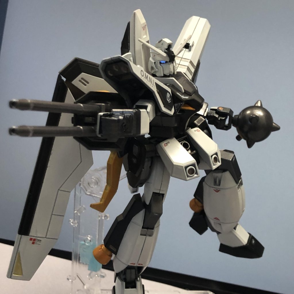 可動域狭いので躍動感に乏しいというか…ブリッツのスタンド用パーツを借りて撮影してます。