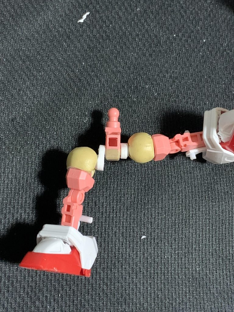 左右独立可動股関節はこれです。30mmの股関節構造をパクった仕様です。膝立ポージングのときに非常に役に立ちます。あと、パテの球体部分はポリパーツ入りなのでこれのおかげで開脚が可能になってます。