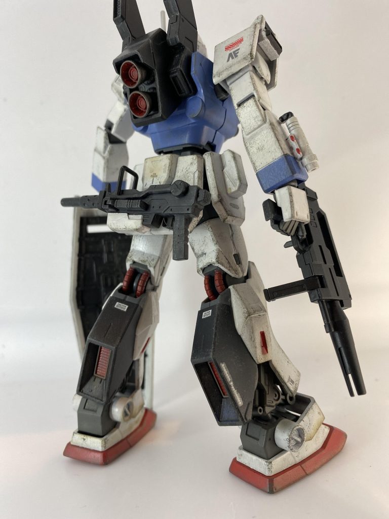 ビームライフルは時代に合わせ、ネモと同型のものに。腰には100mmマシンガンも装備。