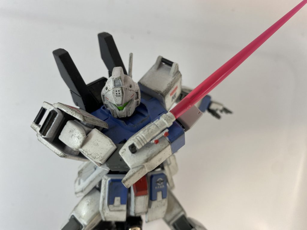 ビームサーベルは右腕に装備。