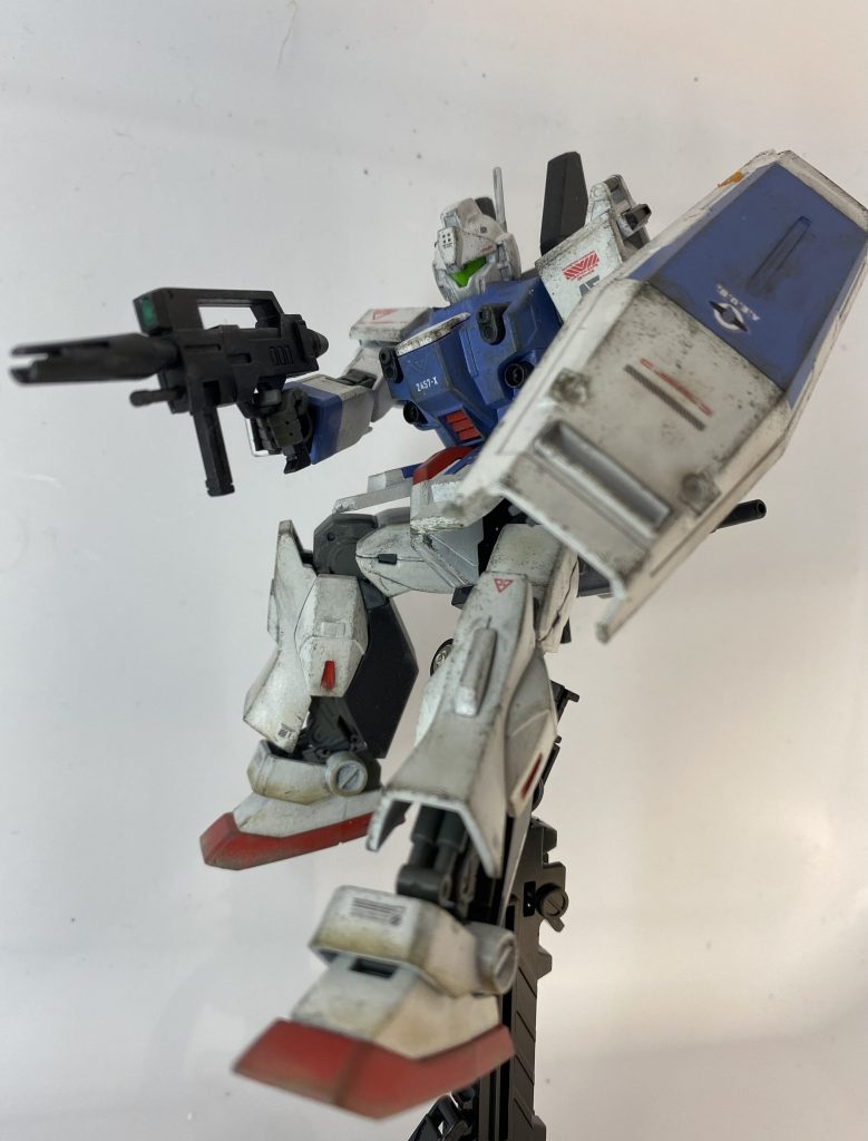 頭部 ジムカスタム胴体部分 ブルーディスティニー3号機腕部 陸戦型ガンダム脚部、バックパック ネモBD系のシルエットを残すため、ブルーのスラスターバインダーを移植しました。