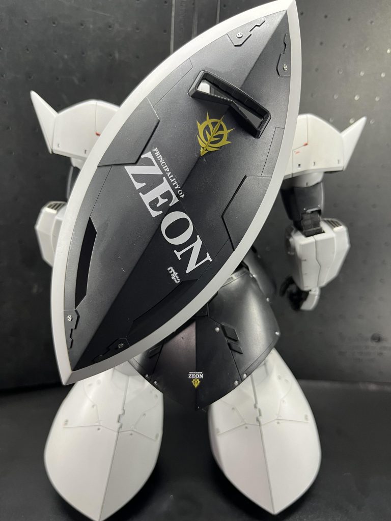 背面とシールドです。シールドにはディテールアップパーツ使用しました。