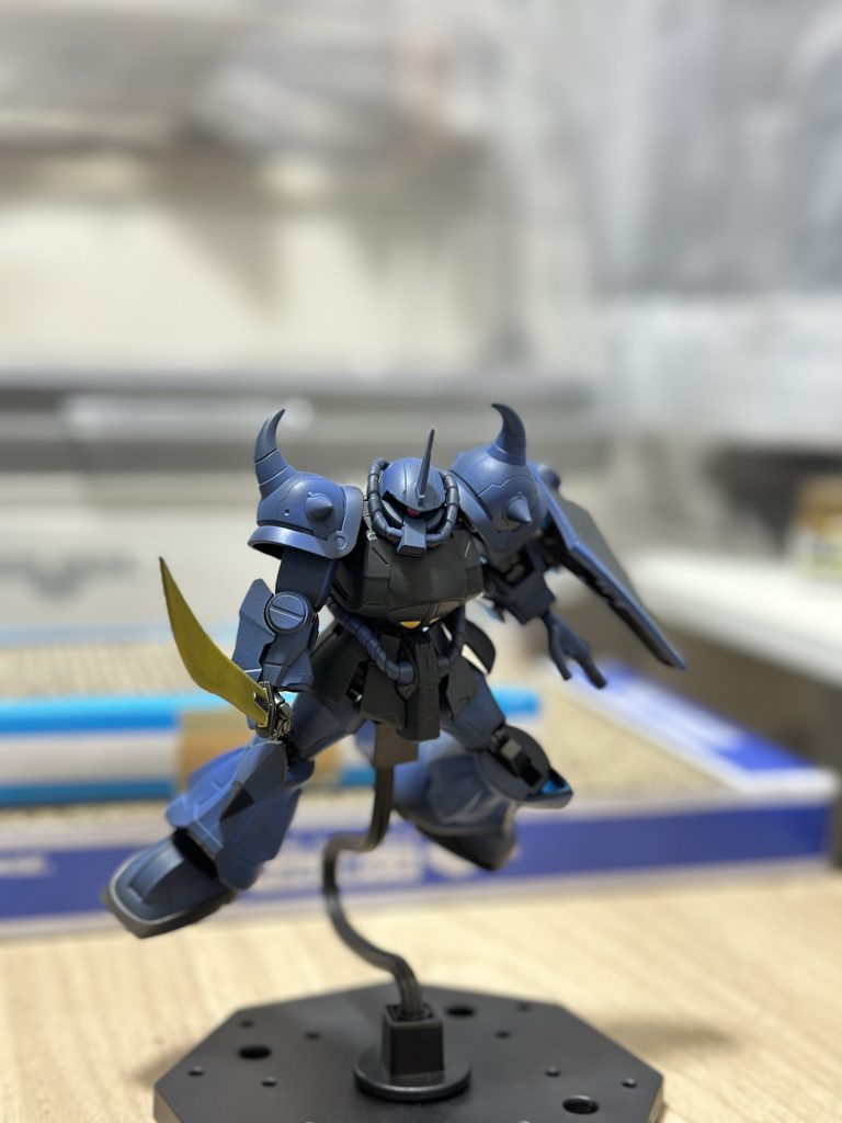 ABSなのでプライマー吹いて、黒サフからの青グラデって感じで塗装しました。割れること無さそうなぐらいしっかりしてたからGフレームはプライマーいらんかもね。