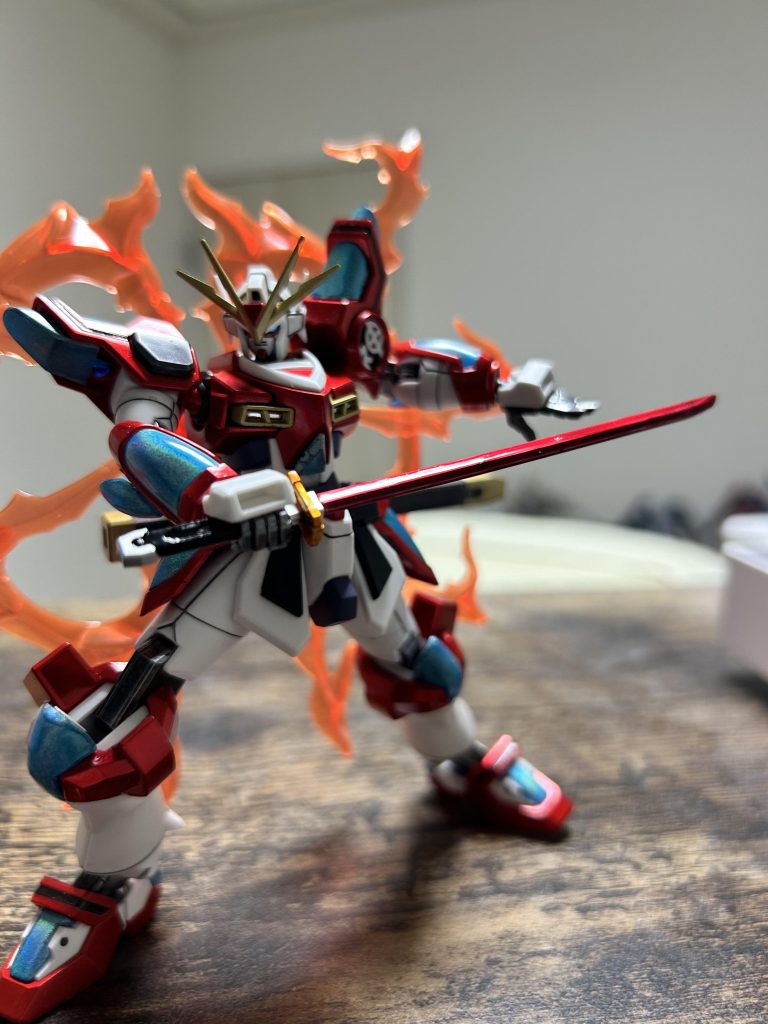 刀は一旦シャインシルバーにしてから持ち手は黒、鍔はクリアオレンジ、刀身はクリアレッドに。そしたら血塗られた刀みたいになっちまった。