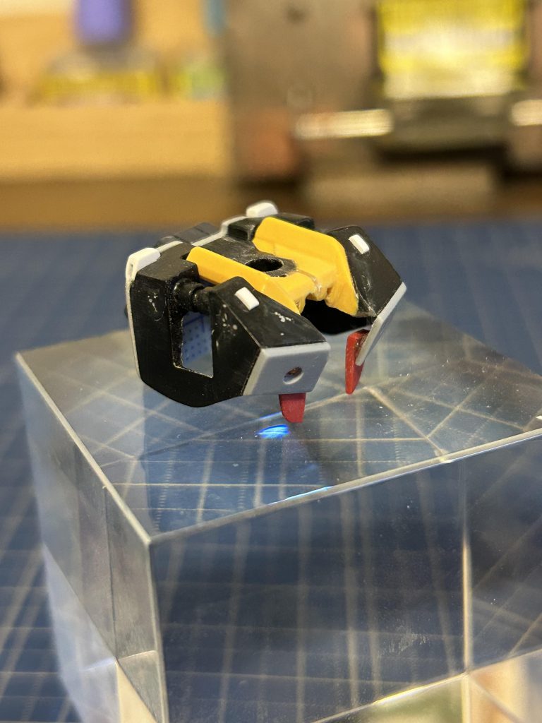 今回、ガッツリ改造した胸部。腹部に、ガンダムフレームを埋め込みたかったので、一旦、真ん中で切断し幅詰や自分好みの形に整形。