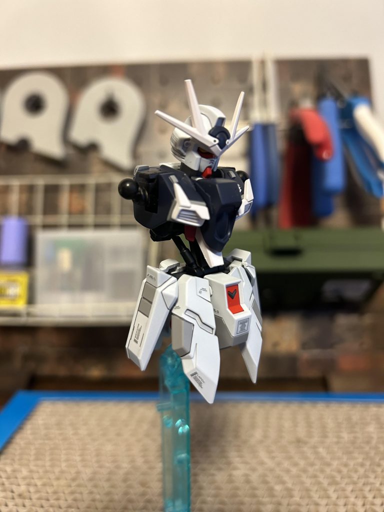 完全換装したパーツ腹部をガンダムフレームに。スカートは、フェイクνとEGストライクに。