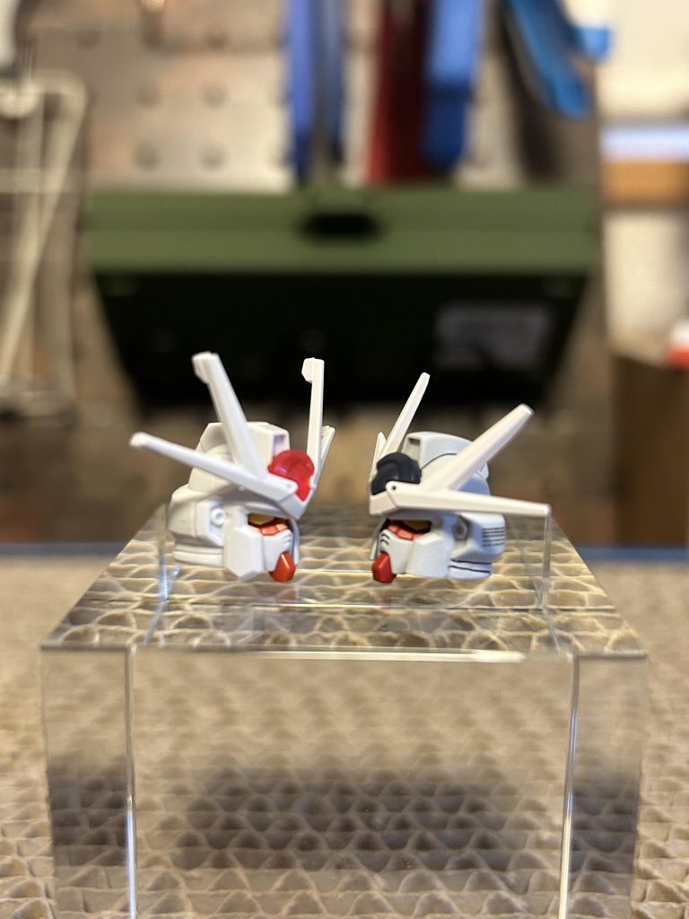 ラーガンダムの内側のアンテナは、比較的垂直にたっているので、寝かせる為に、おでこを斜めに削り、根本から寝かせました。マスクや顔の形状も若干整形。