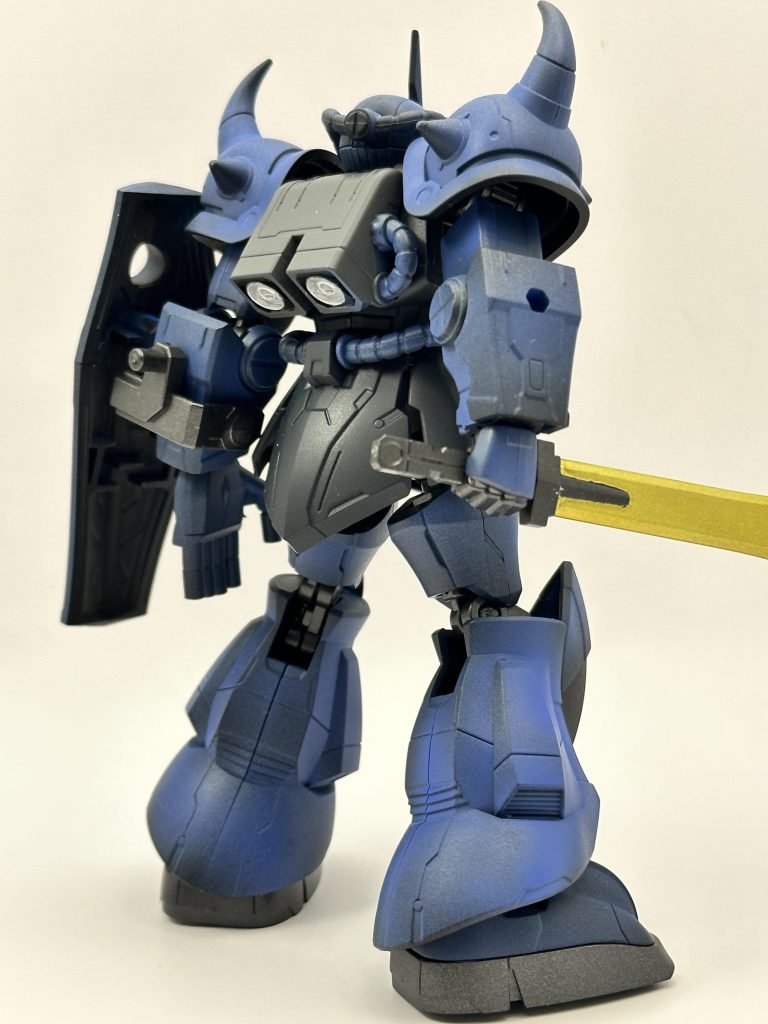 塗り分け部分はヒートサーベル、シールド、ヒートロッド、膝アーマー部分、手首、胴体部分、バックパックも塗り分け。