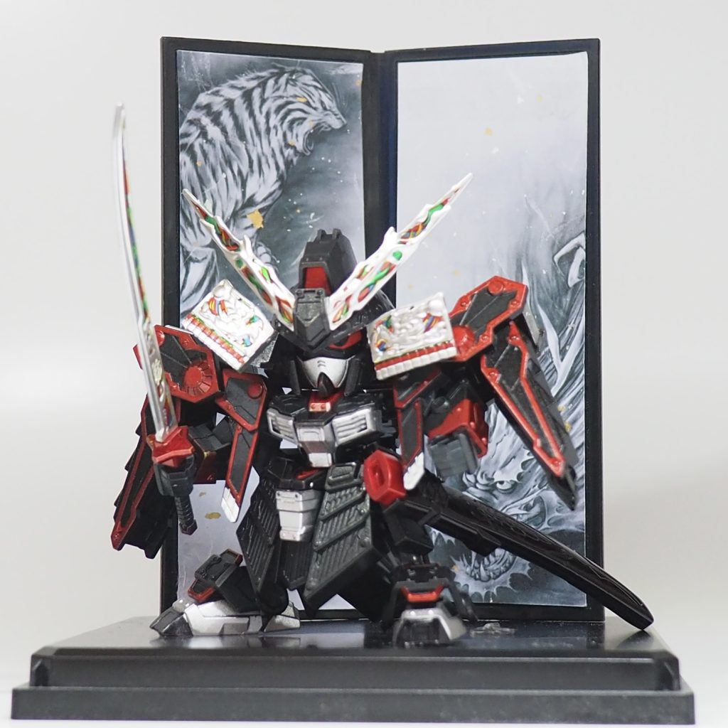 屏風は以前投稿した戦国アストレイの時に作った物です。フリー素材の虎と龍の墨絵を和紙風の用紙に印字して、百均の金屏風にはりつけました。