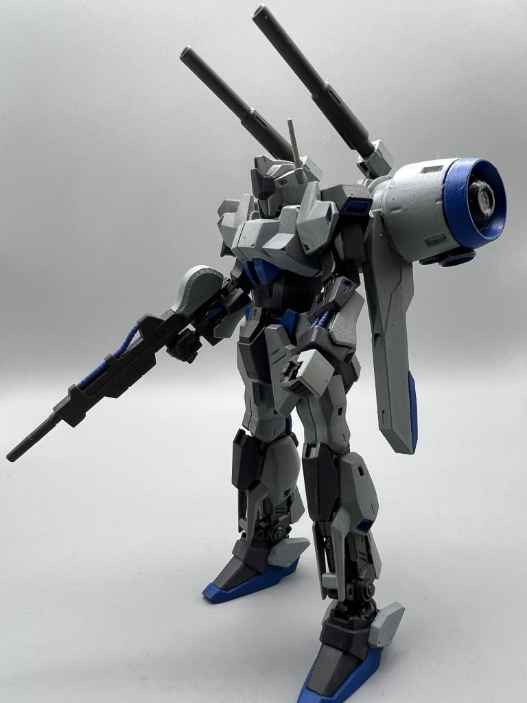 百式 (A.E.U.G地球軌道艦隊仕様)少数生産された百式をエゥーゴ地球軌道艦隊用にカスタムした機体地球軌道艦隊は戦力のないエゥーゴの中ではアーガマ隊に次ぐ重要度がある艦隊で、地球圏全体を掌握するティターンズ及び連邦の地球と宇宙を分断することを目的としている