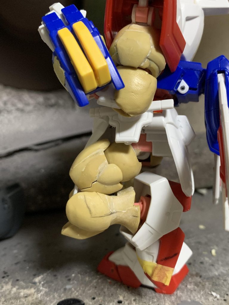 ひざ二重関節だと、太ももとふくらはぎが必ず干渉するので、どちらかをエグる必要があります。ふくらはぎをエグって干渉を抑えていますが、後ろから見たときの印象が良くないのよね…そういう点でも三重関節なら大丈夫なので、このときにアイデアが出なかったのが悔やまれる…