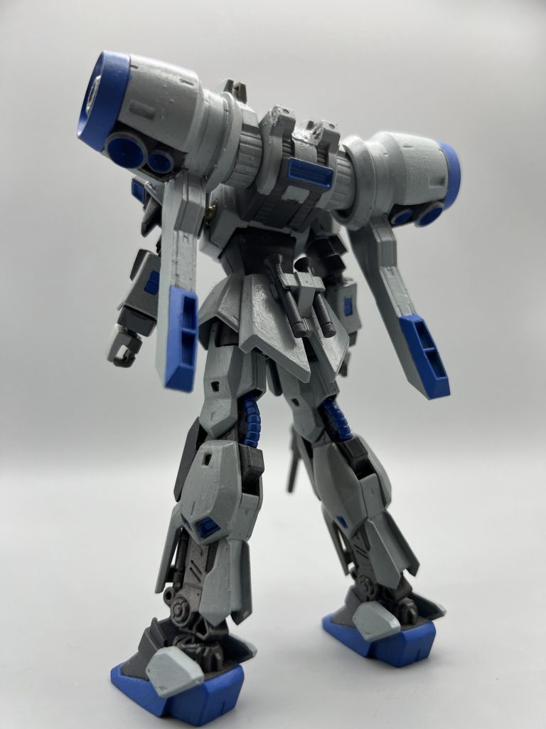 ロールアウト時の百式との違いは機体カラーと新造バックパックである。機体カラーが宇宙では目立つカラーである理由は地球を背に戦うためであり、地上への降下部隊及び随伴艦隊に対抗する迷彩の役割を果たしている。宇宙空間での活動時間の強化に主眼を置いた新型バックバックは後の百式改の開発にも生かされたとか。地球の重力に引かれないために大型のバーニアを2基ずつ4基搭載する他Zガンダムよりフィードバックされたテールバーニアスタビライザーを搭載 