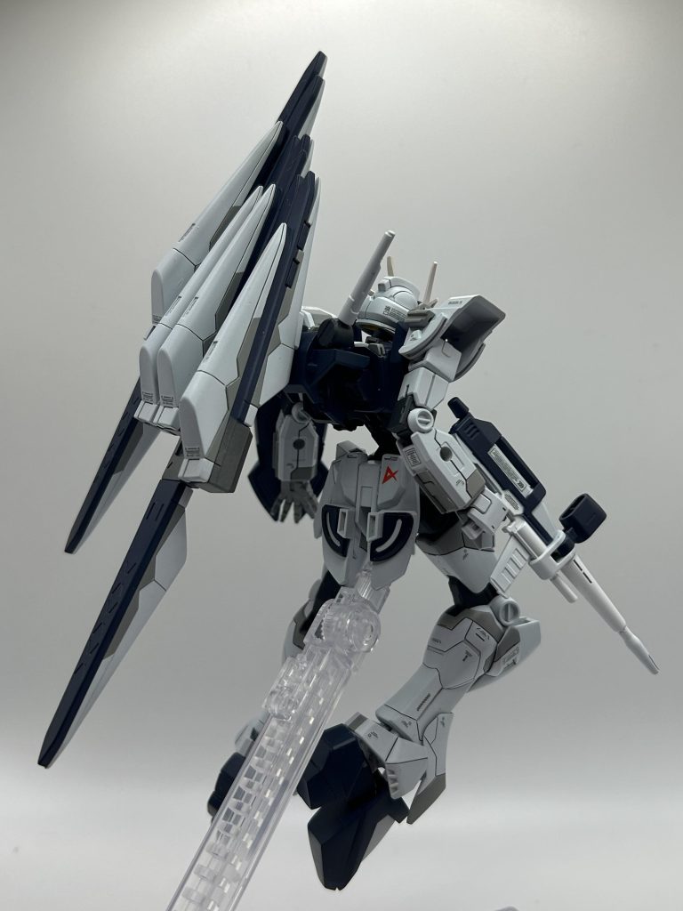 フロントスカートにあるラーガンダムのシンボルマークは背面へもっていきました。