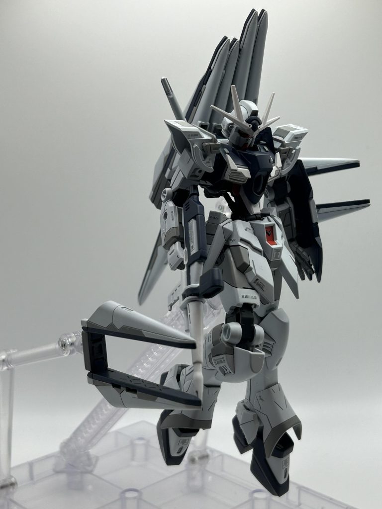 EG78-2ガンダムを元にビルドされたラーガンダムなので、安直ではありますが、そこからνガンダムをイメージして制作していきました。