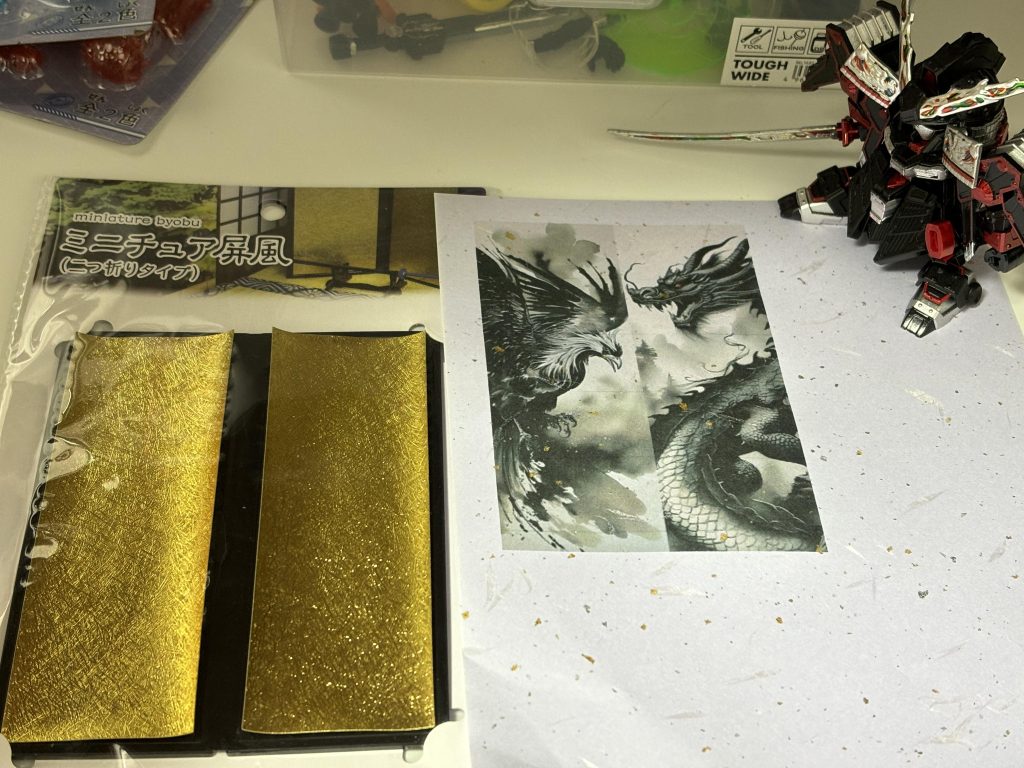 印刷した用紙と金屏風。用紙も百均で和紙風の用紙を使いました。Windowsのペイントで2つの絵を並べてサイズを調整して印刷、切り取って両面テープで貼り付けました。