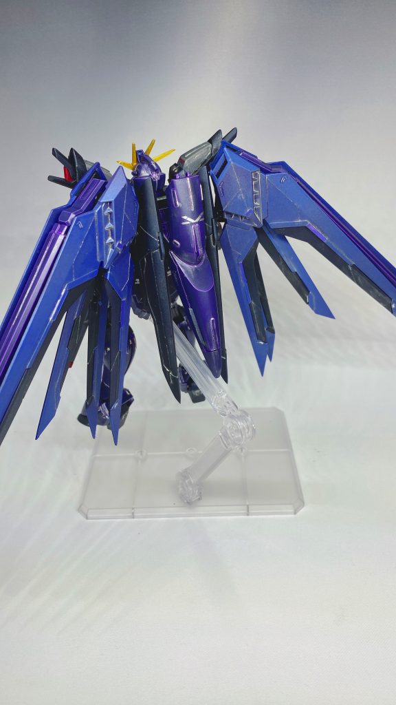 上腕、腰のフロントアーマーを１ミリ延長した以外はストレートに組み上げし、プラ板やスジボリを行いディテールを追加してます。