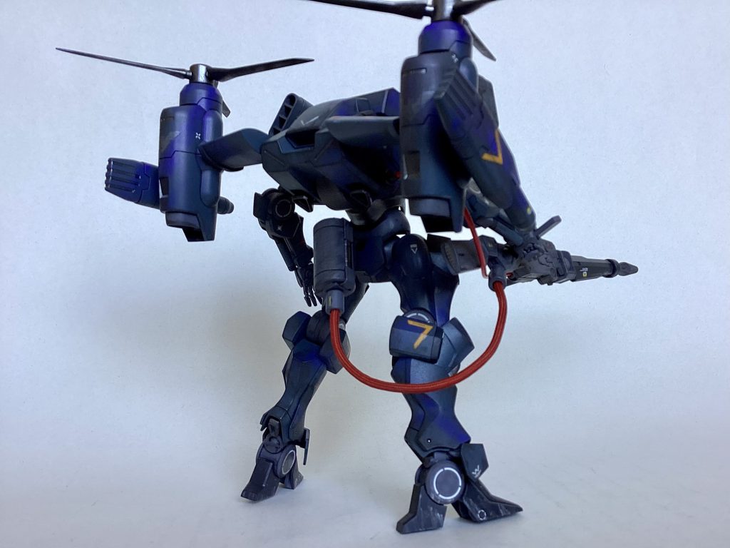 バックショット。ライフルはエネルギータンクと本体バックパックにつながっています。