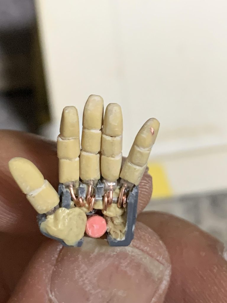 手はこんな感じで針金内蔵で制作