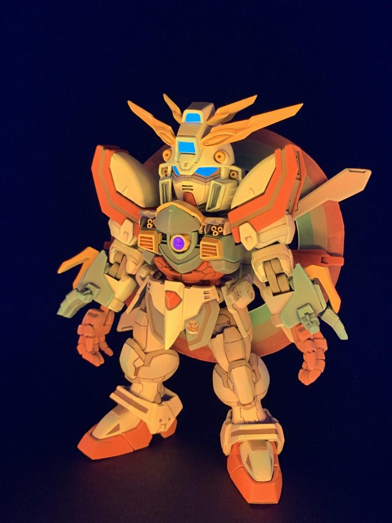 ブラックライトで色変わり。だがしかし、現在はブラックライト塗料が褪せてしまって画像のようなオレンジっぽい色には光らなくなってます。