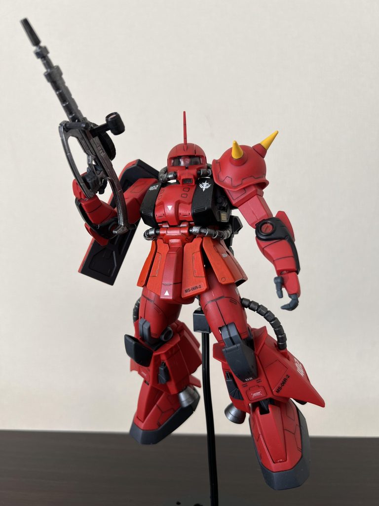 脚部にスカートが付くと全体的にマッシブな感じになりますね。