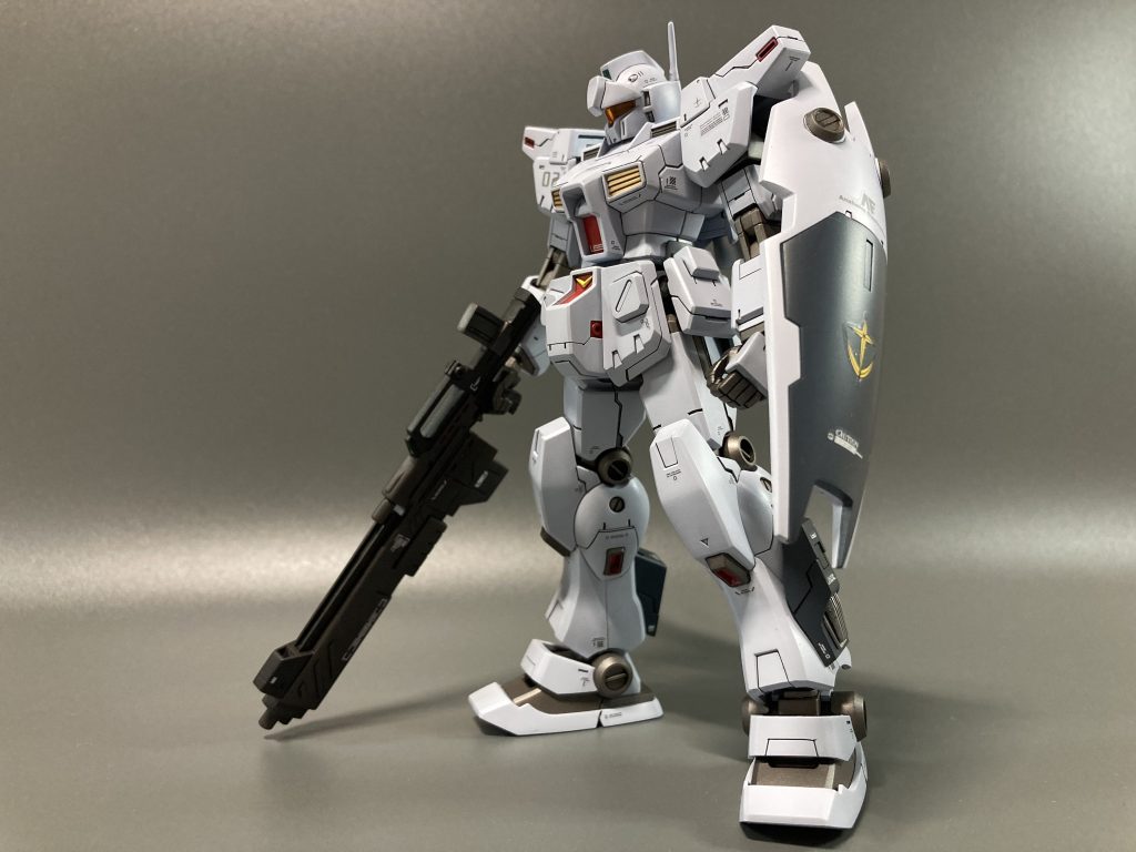 一応グレーの背景でも撮ってみました、結局は自己満足なんですけど撮影もこだわり出すとかなり沼ですね💦あと武器はなんかデカい方が格好良いだろうと思いサザビーのビームショットライフルを参考に作ってくっつけました。