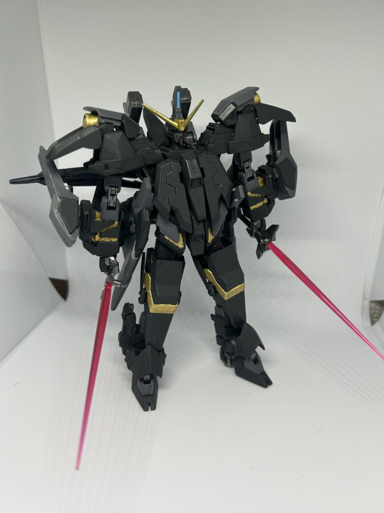 上半身と下半身を入れ替えるギミックはそれなりに出来たんですが、肩の可動域まで上手く確保出来なかったので、ポージングさせるのが絶望的です