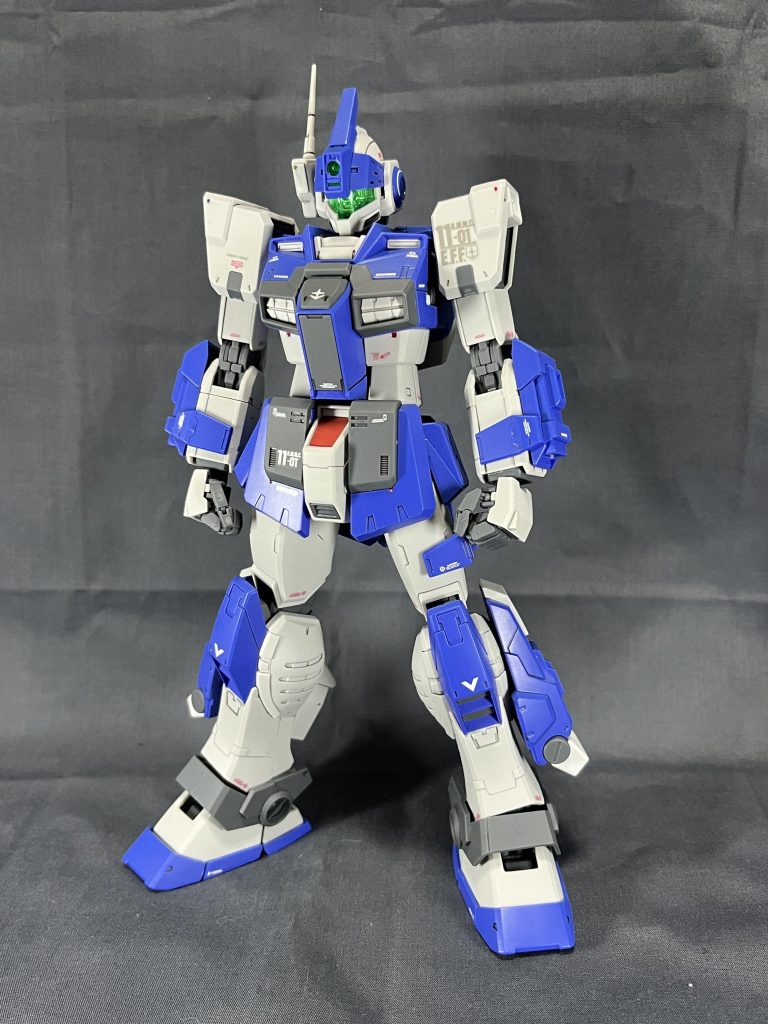 1/100という事もあって装甲によって艶感を変えて艶による情報量アップを狙って製作しました。基本的に素組みですが一部、プロポーション改修や部分塗装を施して設定画に近づけています。