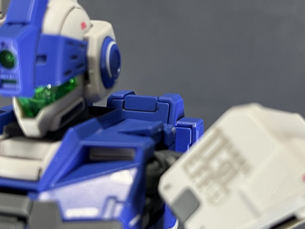 バックパックは胴体と同じ高さでしたが、設定画を見ると胴体よりもやや高い位置に設置されていたので、バックパックの接続パーツを切り離して大体10mmほど胴体からはみ出る形で接着しています。この接着に関しましては、特に軸打ちなどはせずにタミヤセメントで接着しています。