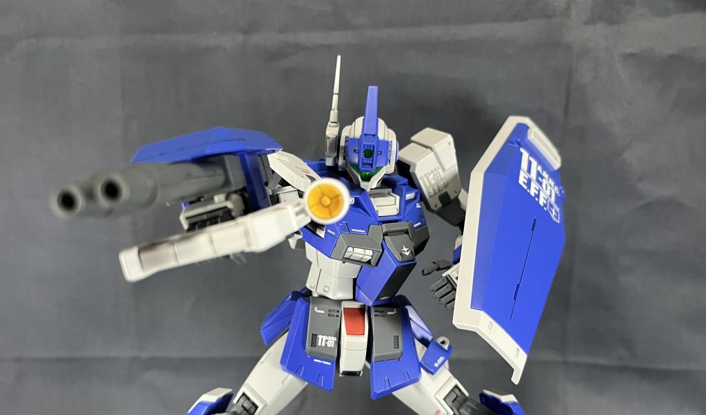 トップコートは水性プレミアムトップコートのつや消しと半光沢を使用しています。つや消し部分は青とクリアパーツ以外のパーツ全てにスプレーで吹いています。半光沢は青い外装のみにトップコートしています。