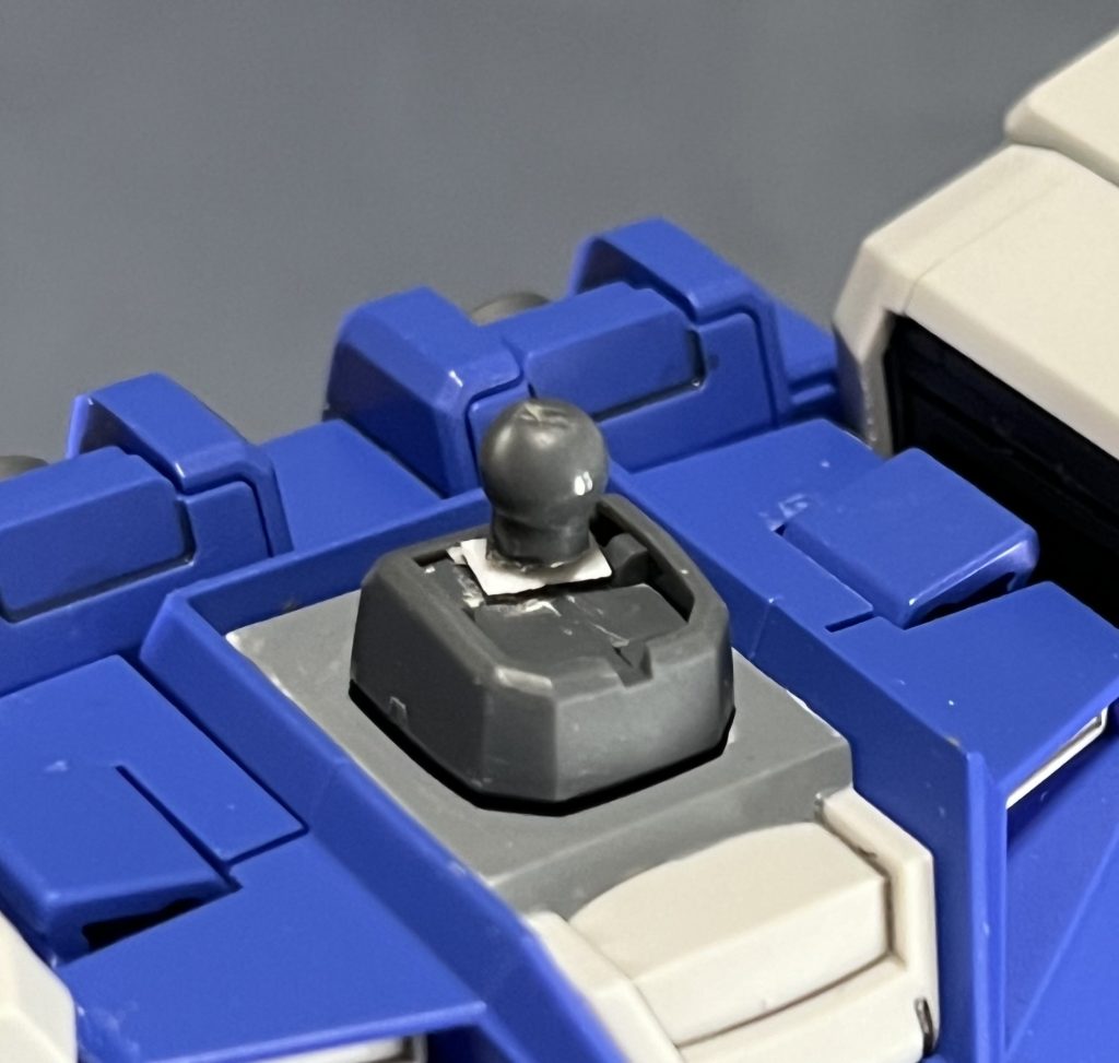 ここからは前述しています通りプロポーション改修についてです。大掛かりな改修をせずに設定画の(漫画版ザ・ブルーディスティニーに掲載されているもの)プロポーションに近づける為に、まずは首関節の延長です。首関節は、1mmのピンバイスで穴を開けて1mmの真鍮線を仕込んで強度確保しつつ、0.3mmのプラ板で延長しています。接着には瞬間接着剤を使用しています。