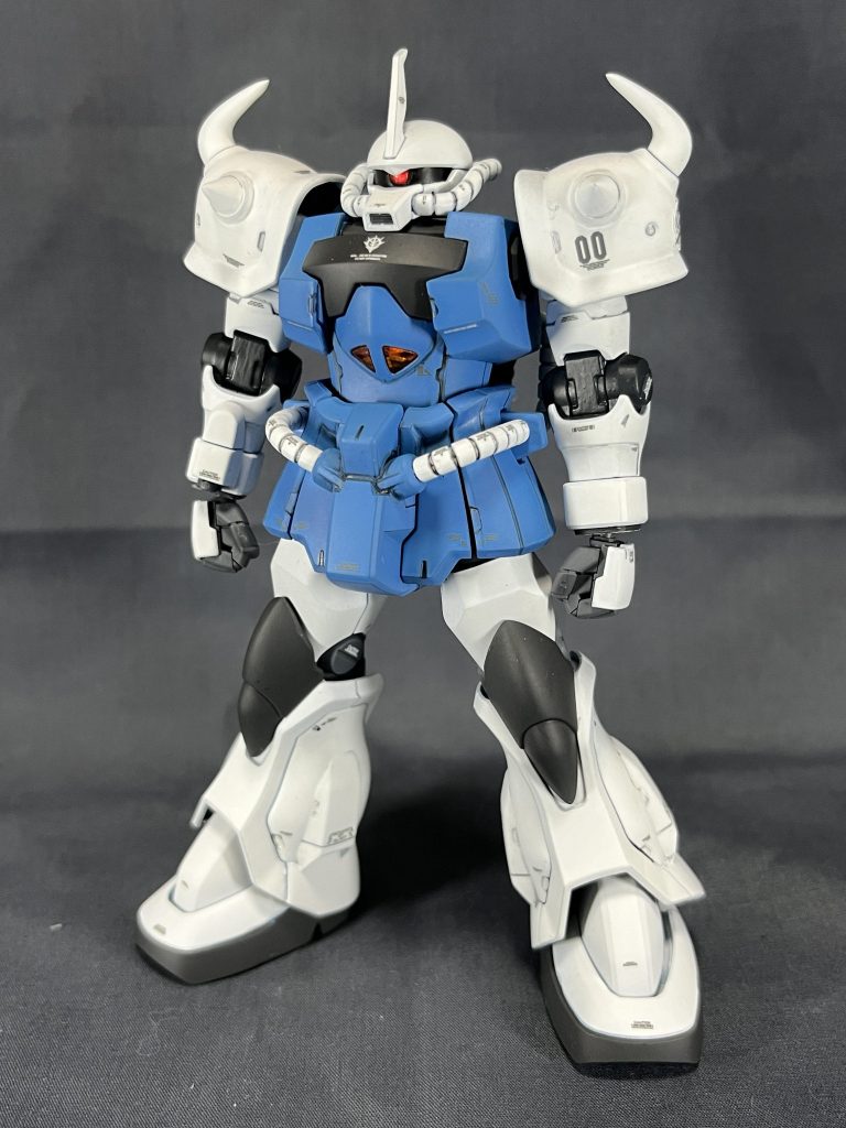 本体は合わせ目消しとモノアイをクリアパーツにする以外は手を加えていません。ハンドパーツは基本的にはキット付属のものを使用していますが、ヒートサーベルの持ち手は手首にスイング機構があるhgucギャンのものを使用しています。