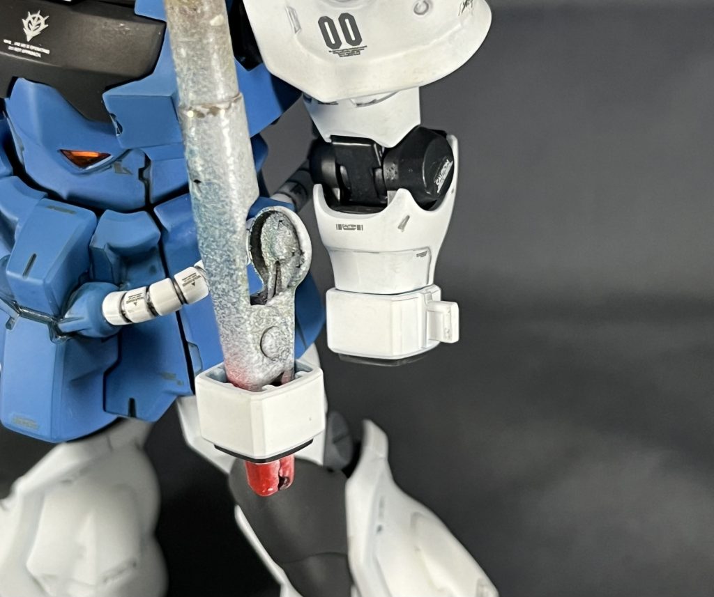 シールドを保持しない場合の見栄えも考えて軸を切り取った腕のパーツを用意して差し替えられるようにしました。