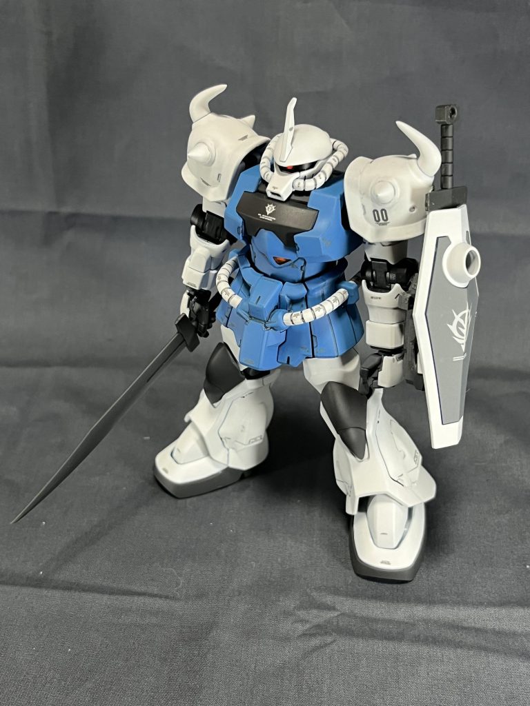 デカールはガンダムデカールとスジボリ堂さまのデカールを使用し、劇中のシーンを参考にしながら貼り付けています。印象的な白バラのエンブレムは印刷した紙を貼り付けていますが不恰好なので写していません。自作デカールが作れる環境になった際には真っ先に作りたいエンブレムです。