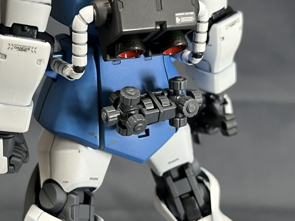 ヴァイスローゼはクラッカーを使用しているシーンも印象的だったのでイフリートイェーガーからクラッカーパーツを拝借し、腰に真鍮線で接続出来るようにしました。