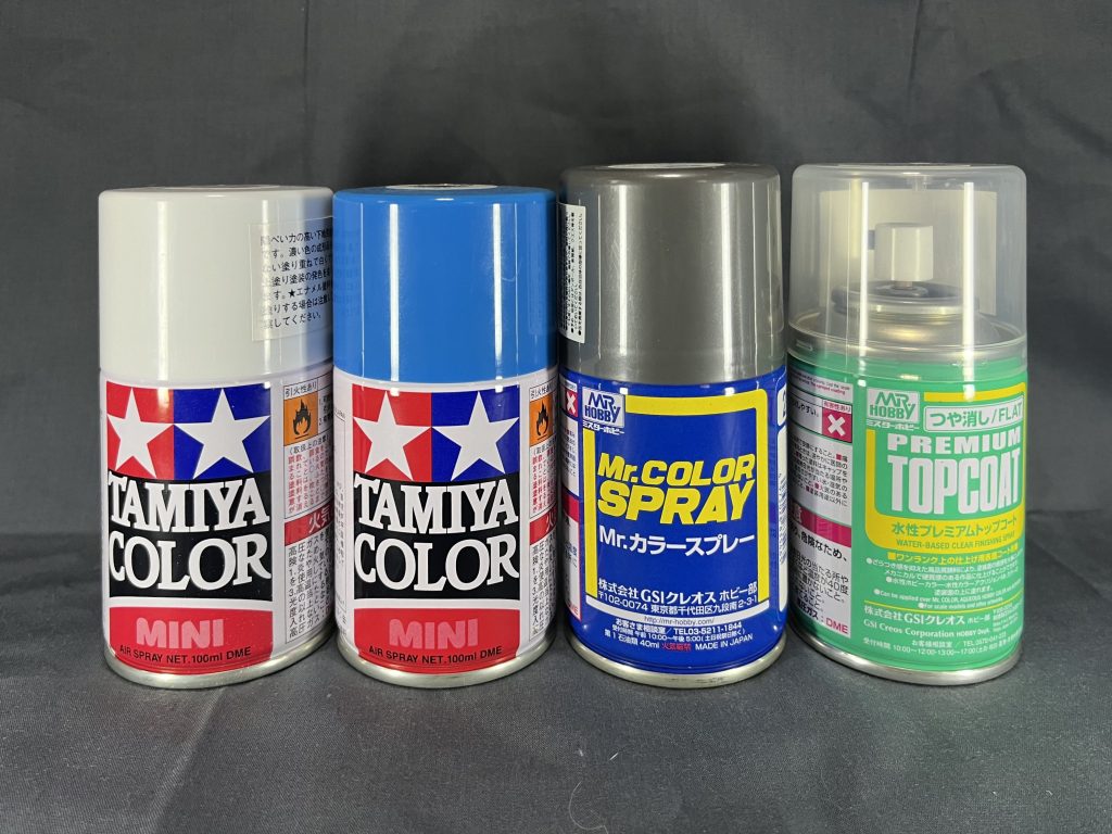 塗装は全て缶スプレーによって塗装しました。使用缶スプレーは、本体白はタミヤのベースホワイト、胴体青はタミヤのフレンチブルー、バーニアはクレオスの黒鉄色、一部装甲裏などは水性塗料やエナメルの筆塗りで対応しています。トップコートは水性プレミアムトップコートつや消しを使用しています。スミ入れはタミヤスミ入れブラックとダークグレーを使用しています。