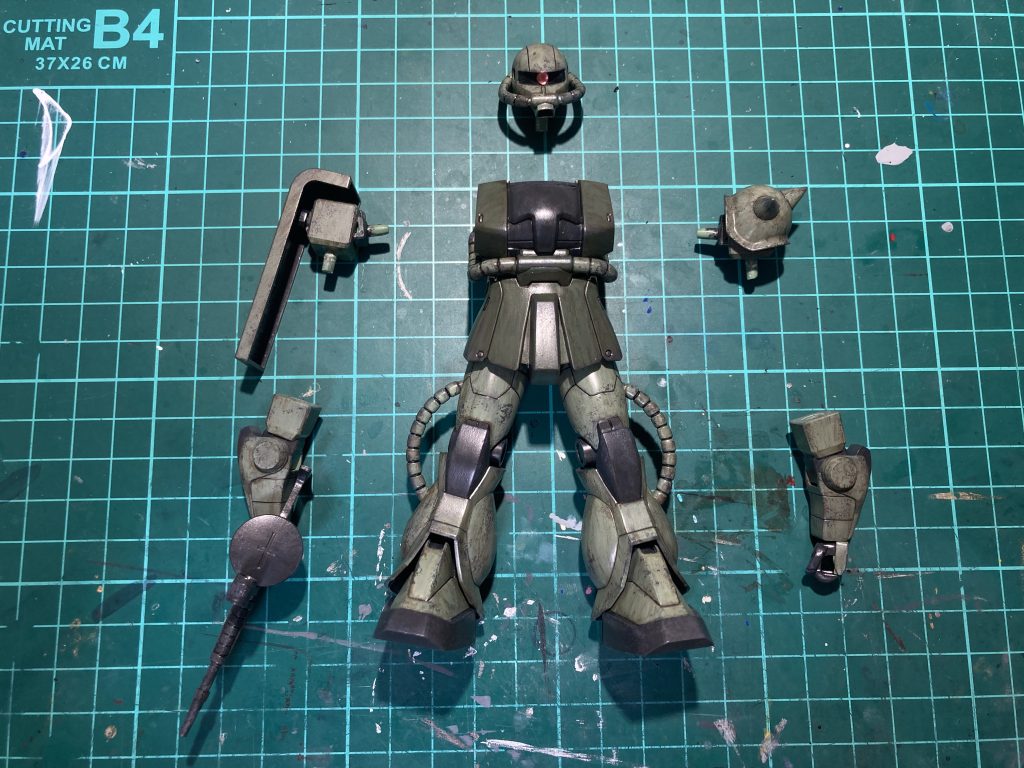 FG製作は10代の頃に組んだガンダム以来ですが、プロポーションやディティールはPGシリーズ準拠だがパーツ構成は旧キットさながら、というのがこのFGの特徴。筆塗りを最大限に楽しみたいと始めた矢先にまさかの塗装超やりにくい問題勃発。計5ヶ所程ポリキャップ仕込んで出来る限りバラした状態で塗装できるように改造しました。もちろん初体験です。