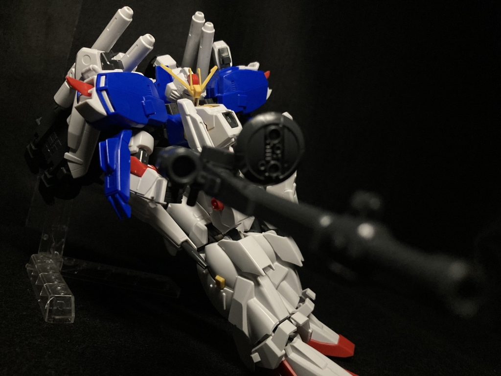 EX-Sガンダムもかなり昔のキットなので撮影がかなり難しかったのかそれとも力量不足なのかは分かりませんがポージングに躍動感がありませんね