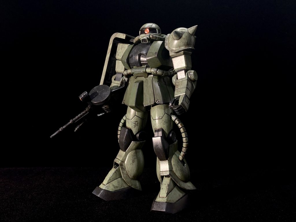 私のガンプラ製作スタイルは筆塗りによる全塗装。エアブラシが無い代わりに平滑な塗装面を筆塗りで作り上げるという感じです。それが好きでやってるんで全く苦では無いのですが、結局それってエアブラシの方が完成度高く出来る製作方法。筆塗りならではの表現となるとやはり筆跡を味として生かす事かと思っていたところに、ホビージャパンの清水圭先生の作例を見て「これこれ、こういうのが良いんだよ」状態に。