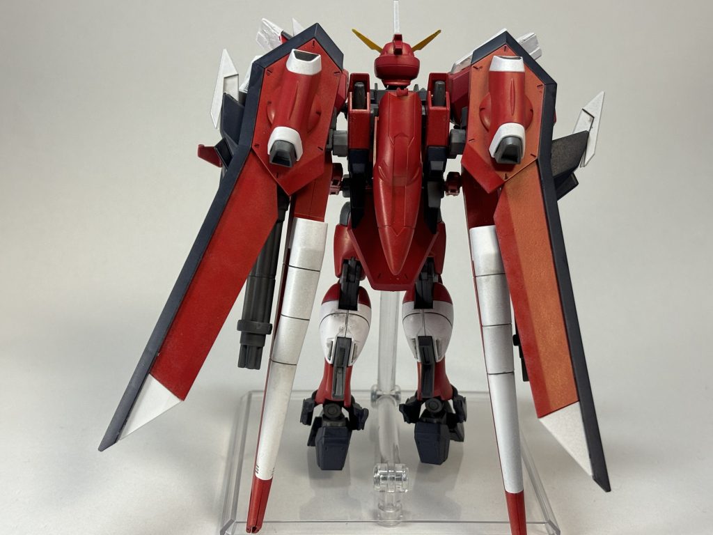 正面、側面、背面から変更箇所はブレードアンテナ、両肩、シールド、フロントスカート部、両腰部、脛部装甲形状、それ以外はイモータルジャスティスです