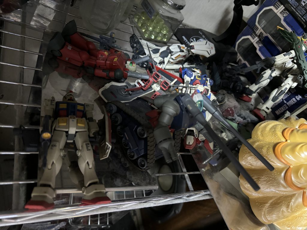 猫の遊び場になりプラモの墓場になってる。