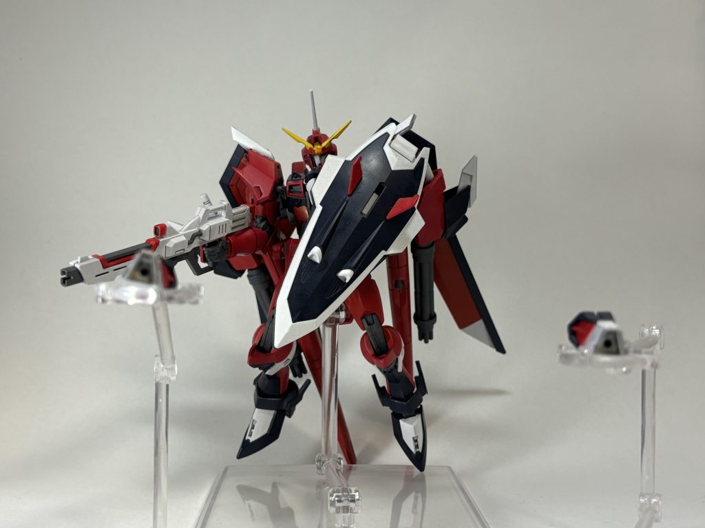 両肩の部分は分離してドラグーンになる武装になっています先端からはビーム刃を形成できビームスパイクとしても使用可能