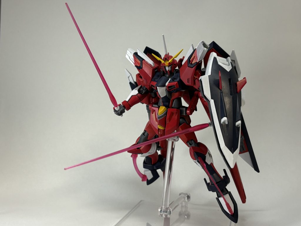 近接武装は両脚のカルキトラビーム重斬脚、両腰からヴァジュラビームサーベルが使用可能