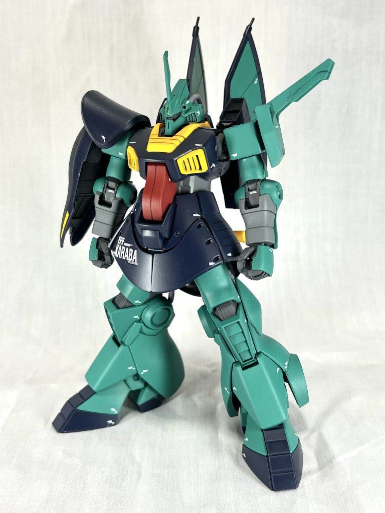 グリーン部分はタミヤスプレーのコバルトグリーンを使用し、つや消しトップコートで仕上げています。設定画やプラモデルで様々な色の解釈があり、悩んだ結果、やや濃い青緑色を目指しました。ちょうどコバルトグリーンが理想に近いので使用しています。関節はタミヤスプレーのジャーマングレー、腹部と腕装甲のグレーは呉海軍工廠グレーで塗装しています。