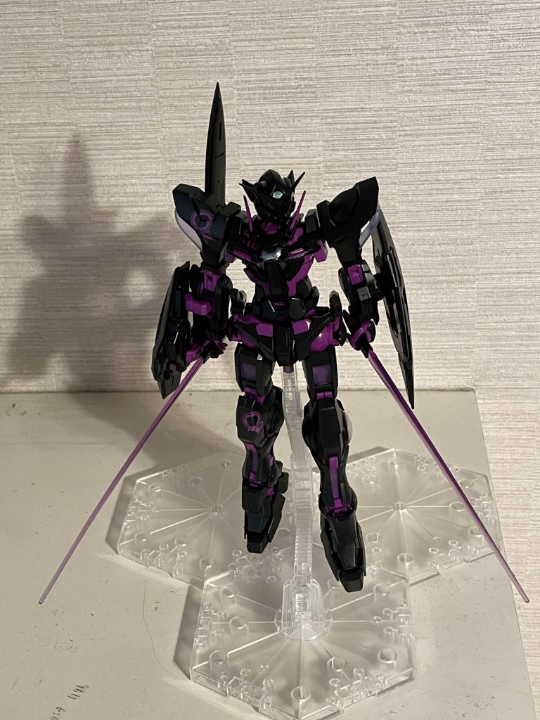 確か劇中ではビームサーベルのみでしたがフル装備にしたかったので色々持たせてますwデカールは新規デカールのみです