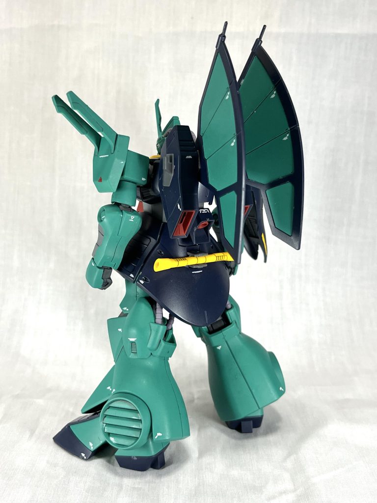 ボディのダークブルーですが、ここは成形色を活かしてトップコートのみの仕上げになっています。こだわりとしてつや消しを吹いた上から、半光沢を吹く事でつや消し寄りの半光沢にしています。しっとりとした半光沢の質感になるので気に入っています。ボディのレッド部分はつや消しのみの無塗装になっています。その他にも、動力パイプなどは塗装剥げ考慮して無塗装にしています。デカールはロボデカールとガンダムデカールを使用しています。スミ入れにはタミヤのエナメルスミ入れ塗料ブラックを使用しました。