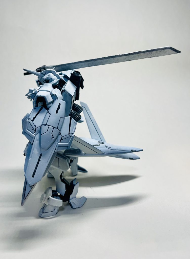 レアメタル製ブレード本機の主兵装本機の全高にも匹敵する長さの長剣機体に付いている大量のスラスターから得られる高い推力によって加速し､その勢いでMAを切ることを想定して作られた