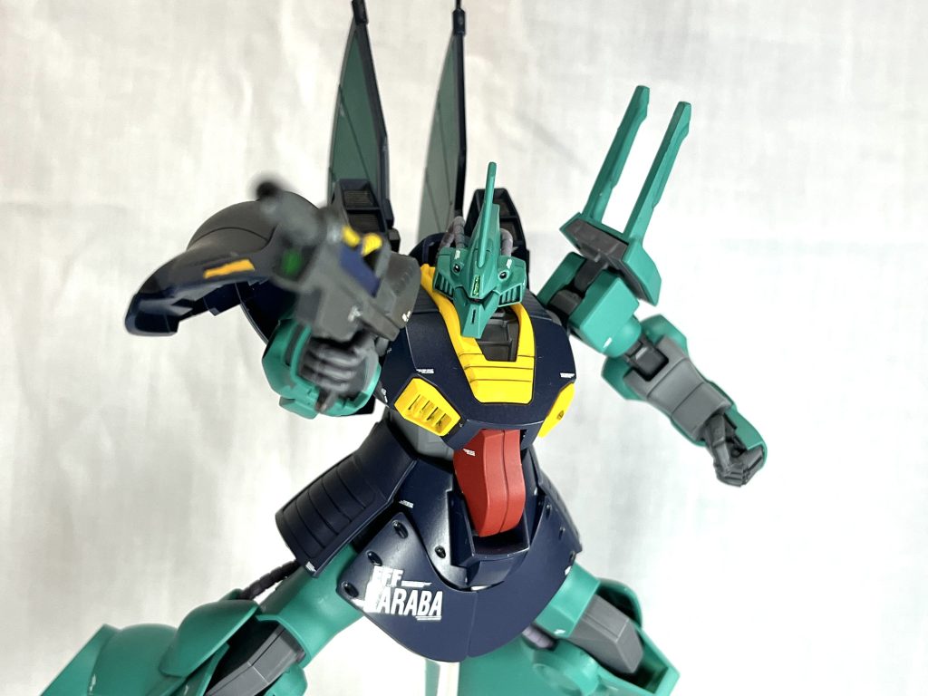 握り手のハンドパーツにはビルダーズパーツのMSハンド、ジオン軍仕様を使用し、手の甲はジオン系MSから拝借し塗装後接着しています。