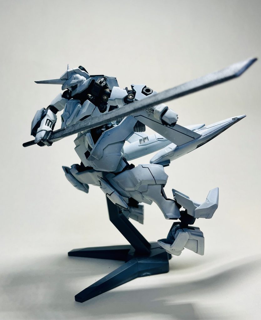 格闘形態肩アーマー・シールドをパージし､機動性と運動性を向上させた形態。