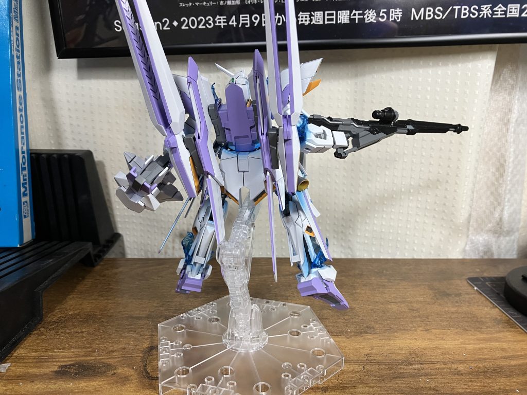 裏面はそんなにいじってないです。エフェクトはレジンを使って関節の隙間にはまるようにつけたので可動は完全に終わってますね。終わったといえば蛍光クリアをこぼして敷布団も終わりを迎えました。