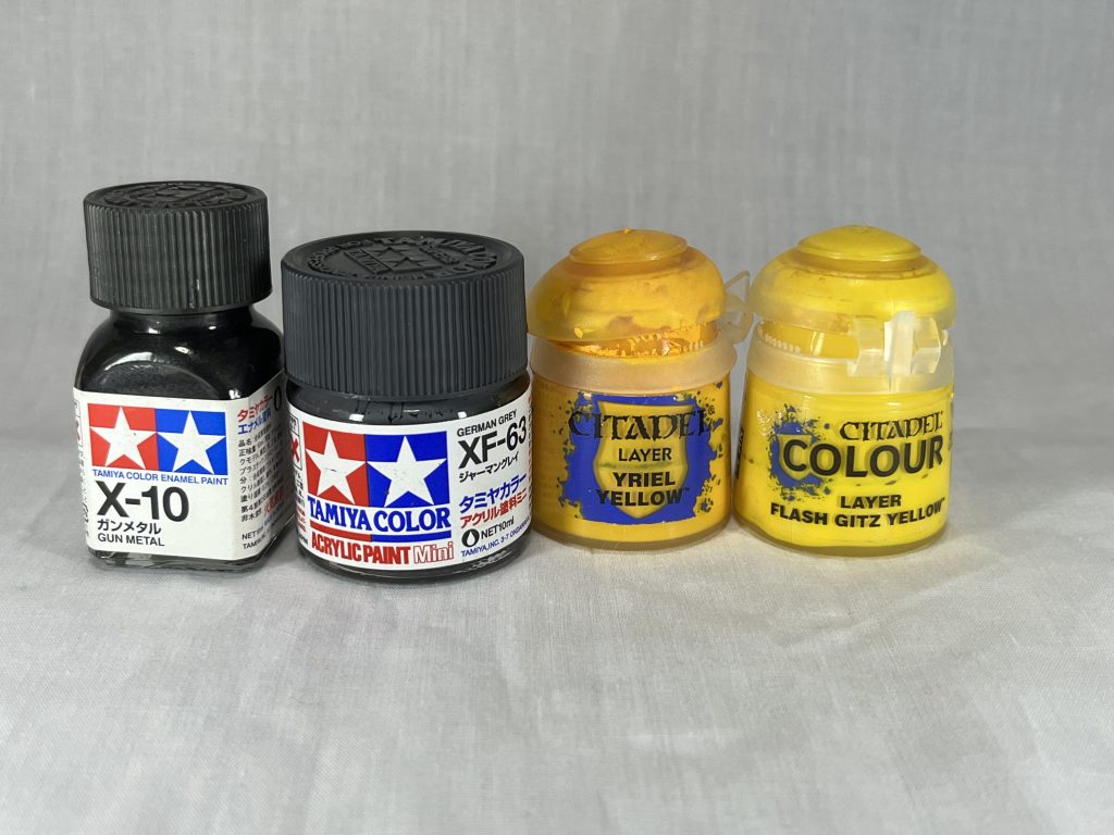 筆塗りにはタミヤエナメルのガンメタル、タミヤアクリルのジャーマングレーを使用しています。イエロー部分にはシタデルカラーのこの2色を1:1で混ぜて水性塗料用の薄め液で薄めて筆塗りしました。